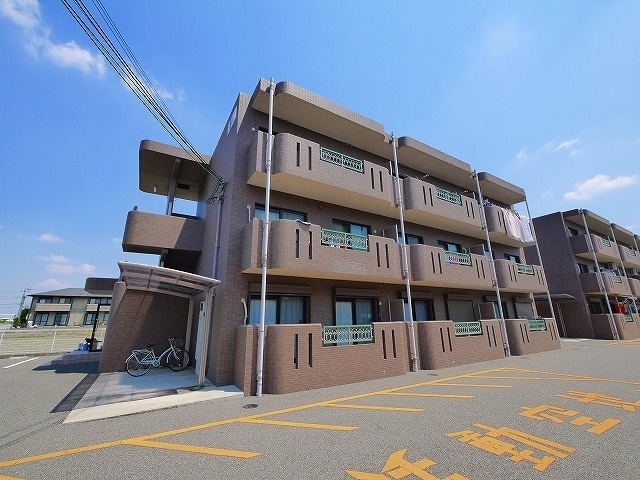 桜井市大字東新堂のマンションの建物外観