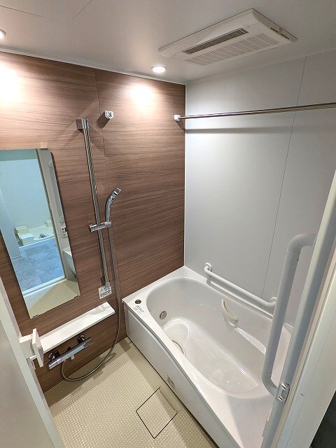 バス・シャワールーム　追焚オートバス、浴室換気乾燥機付き