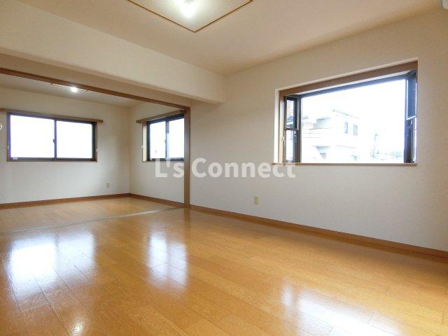 居室・リビング　１３．５帖のＬＤＫ。角部屋で２面に窓があります。