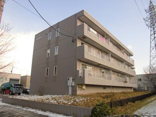 札幌市清田区平岡四条のマンションの建物外観