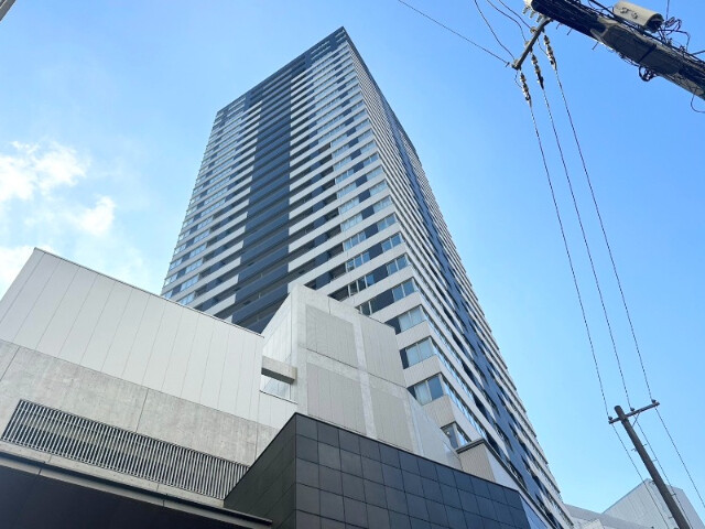 大阪市北区茶屋町のマンションの建物外観