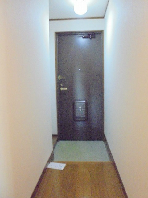 玄関　写真は103号室です