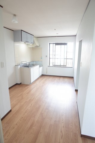 居室・リビング　窓が多いので室内明るく、気持ちがいい！