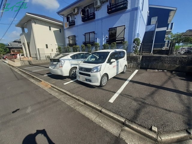 【シングルハイツ川島の駐車場】