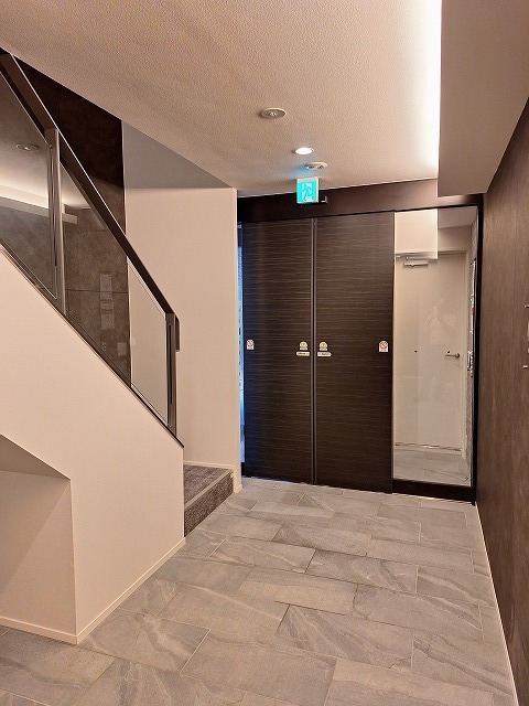 ロビー　間接照明で優しい雰囲気のエントランス