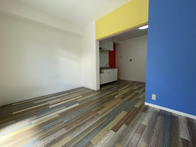 居室・リビング　カラフルなリビングですね。