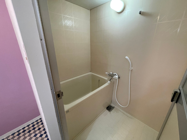 バス・シャワールーム　清潔感のあるバスルームです。