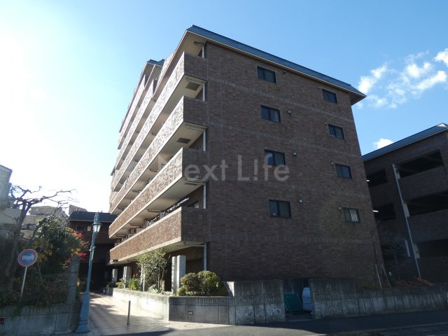 横浜市中区本牧宮原のマンションの建物外観