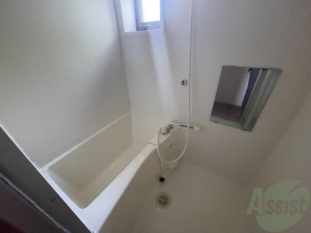 バス・シャワールーム　バスルームは狭すぎず、シャワーも浴びやすそうです。
