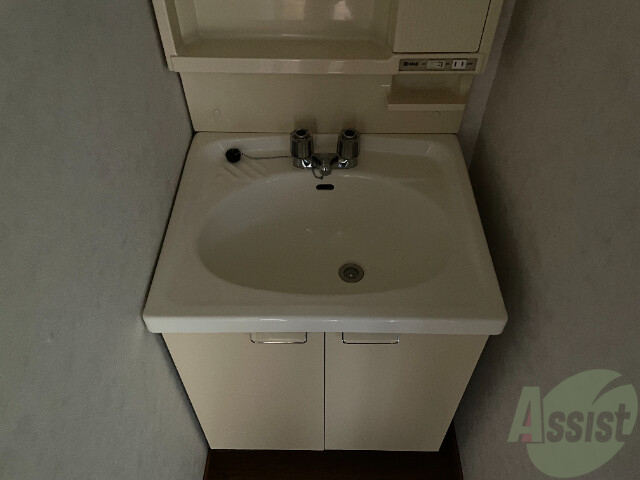 洗面設備　洗面台は独立していて、朝の準備も捗りそうです。