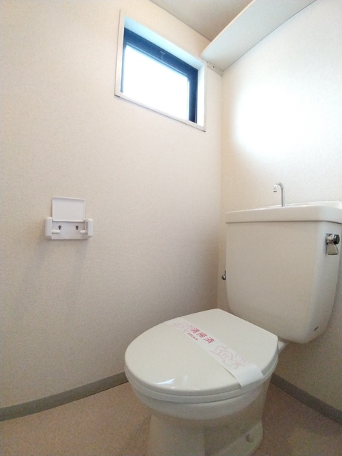 トイレ　★窓付きで換気がしやすい★