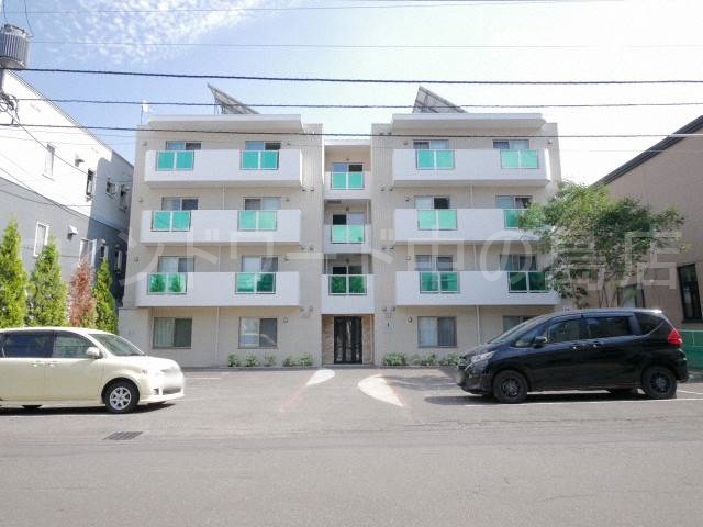 【札幌市白石区菊水一条のマンションの建物外観】