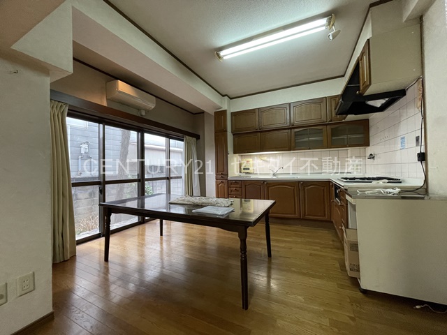 居室・リビング　L型キッチンの広いリビング