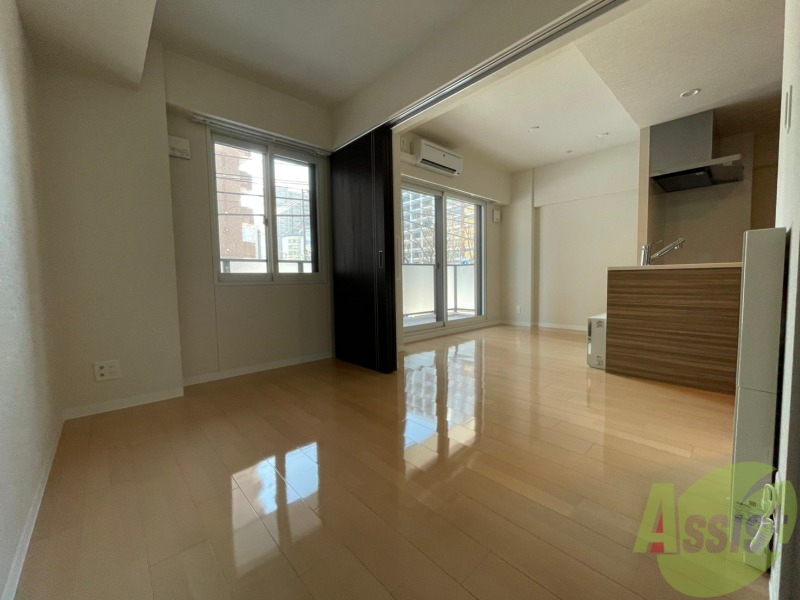 その他部屋・スペース　洋室を撮影しました。日射しがあり明るい印象。