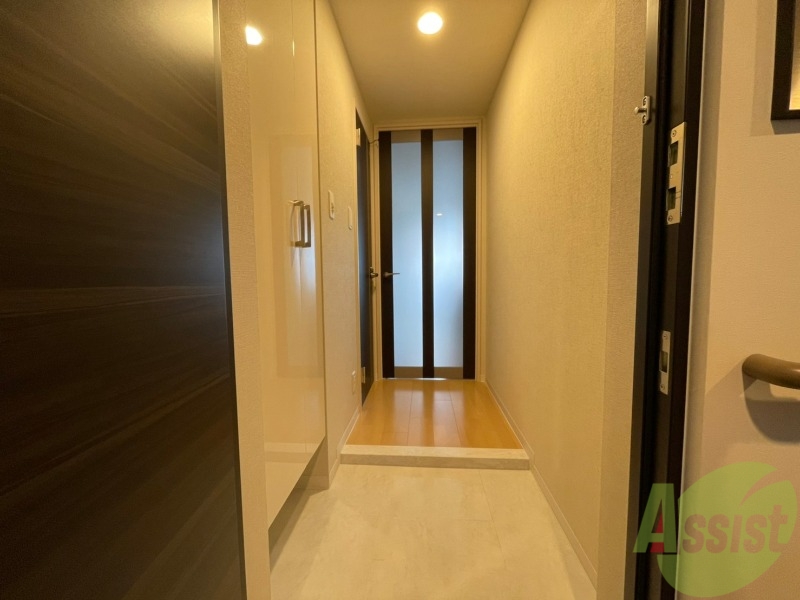 玄関　玄関の様子です。広い洋室にすぐ繋がっています。