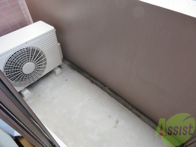 バルコニー　バルコニーは洗濯物がはかどりそうな広さがありますよ。