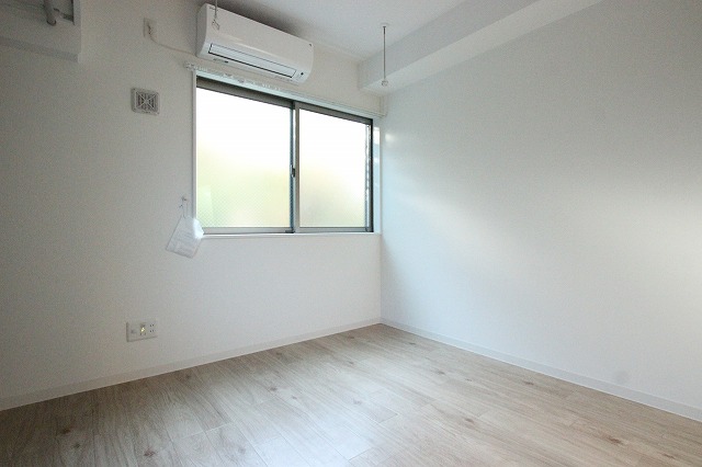 居室・リビング　同物件、別号室のものです。