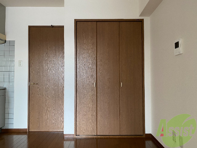 収納　キッチン横の扉の所が収納になっています。