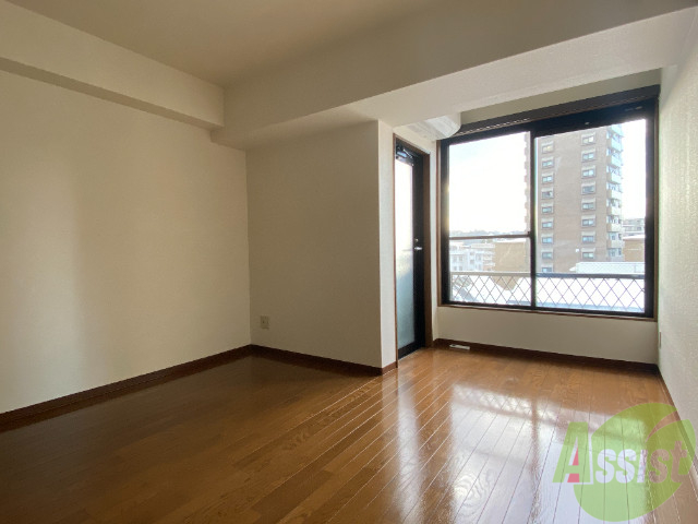 居室・リビング　大きな窓なので陽当たりが良くて明るいですね。