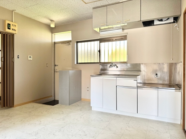 キッチン　2口ガスコンロ設置可能な広さです。調理スペースもあります♪