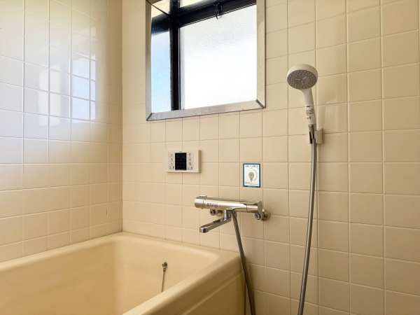バス・シャワールーム　窓があり明るいバスルーム。換気も◎