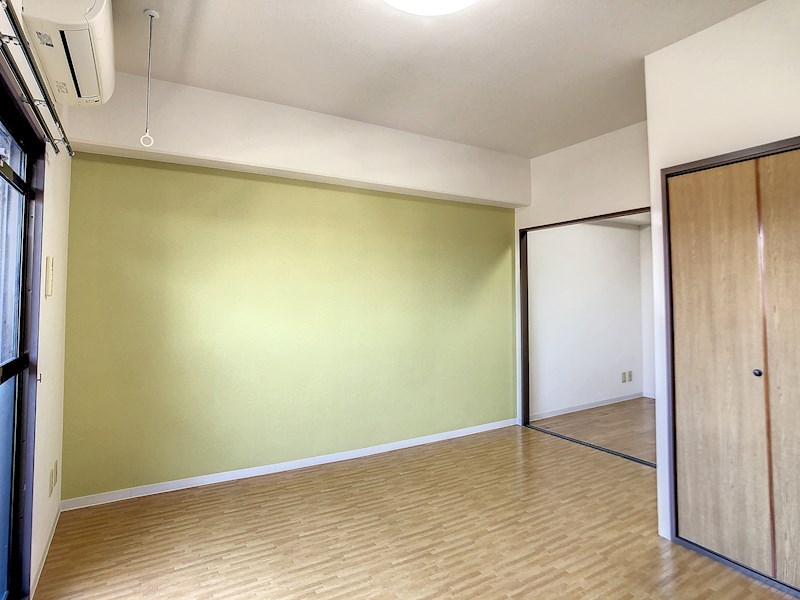 居室・リビング　黄色いアクセントクロス