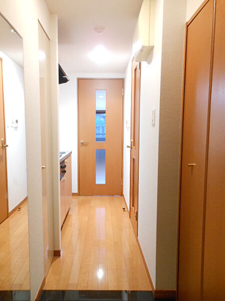 玄関　※別部屋の参考写真です。