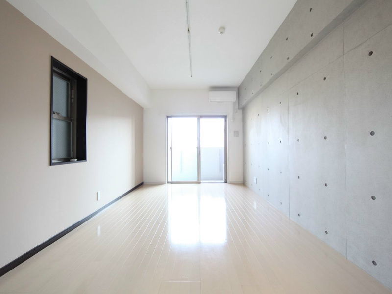 その他部屋・スペース　洋室9.5帖　エアコン完備　内装コンクリート打ち　バルコニー