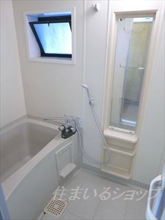 バス・シャワールーム　サーモ付きシャワー水栓・窓あり