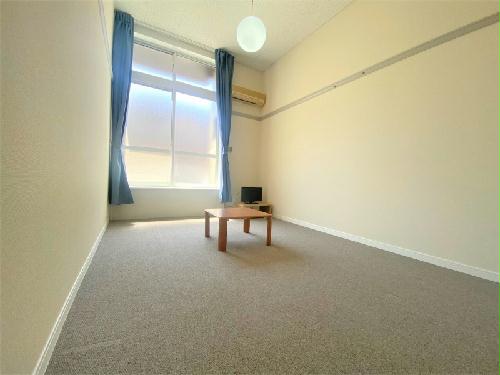 居室・リビング　家電・家具付きのお部屋です。