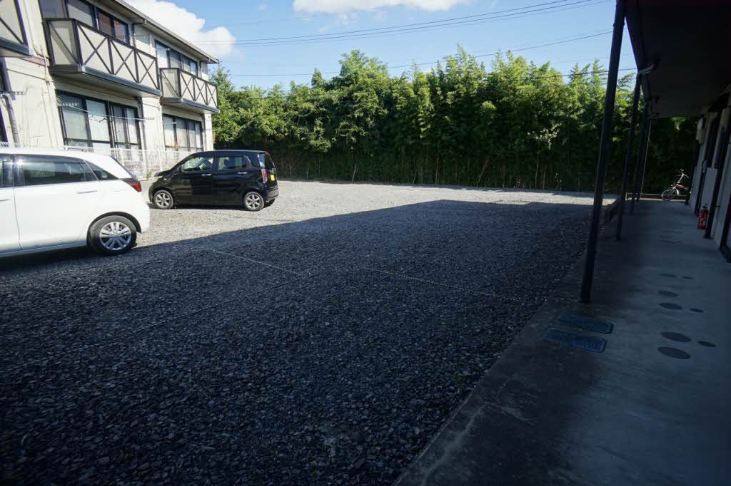 建物外観　駐車場