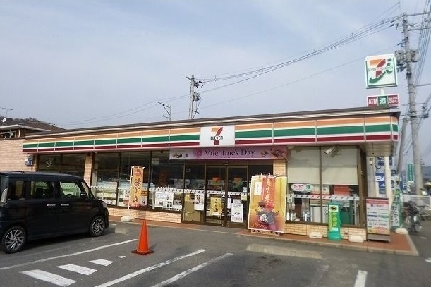 コンビニ　セブンイレブン（コンビニ）まで650m