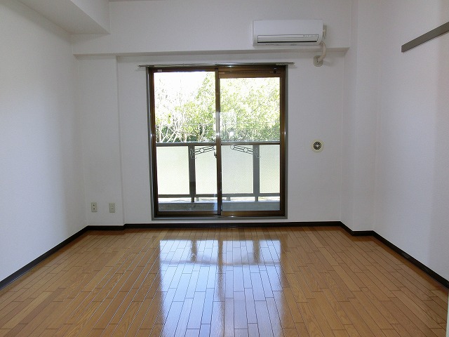 居室・リビング　日当たりの良い洋室８帖