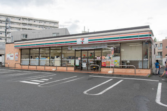 コンビニ　セブンイレブン多摩鶴牧2丁目店（コンビニ）まで592m