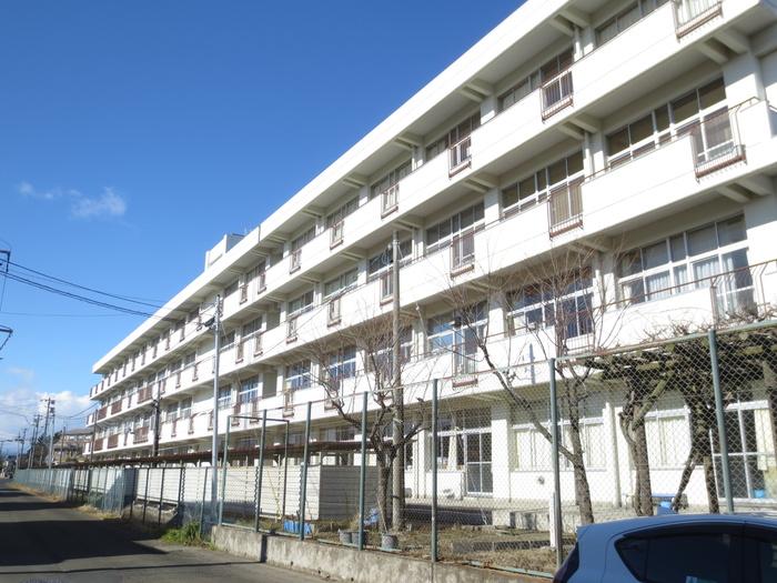 中学校　市立六郷中学校（中学校）まで700m