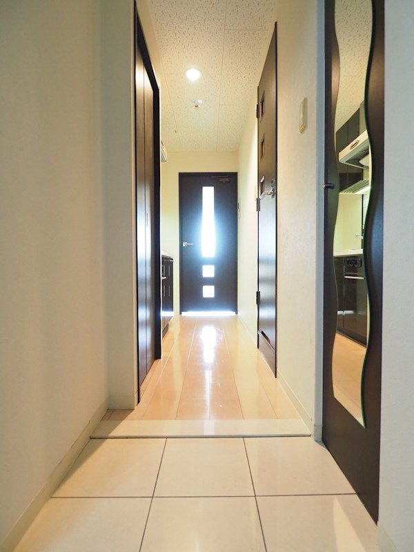 玄関　玄関には姿見付き★☆