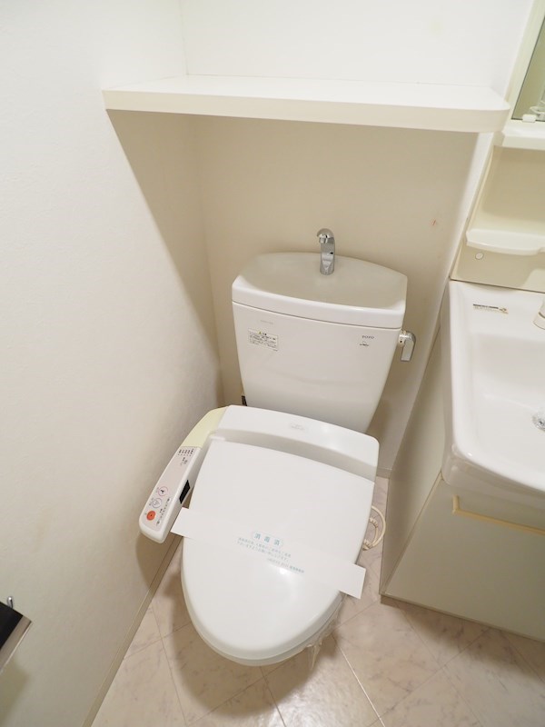 トイレ　ウォシュレット付き。