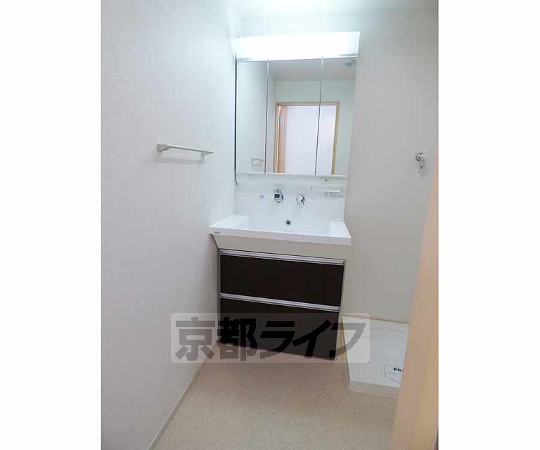 洗面設備　綺麗な洗面台です。