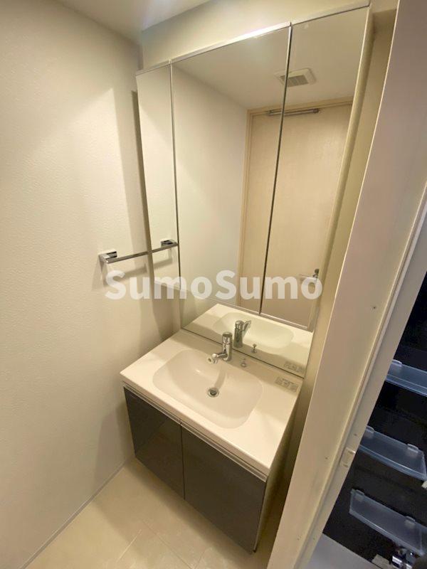 洗面設備　ゆったりとスペースのある洗面所