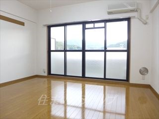 居室・リビング　開口部が広く明るいお部屋です