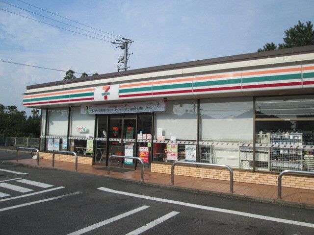 コンビニ　セブンイレブン（コンビニ）まで550m