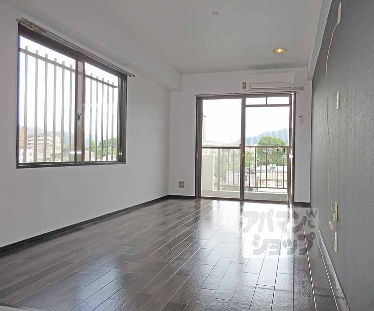 居室・リビング　うれしい二面窓です