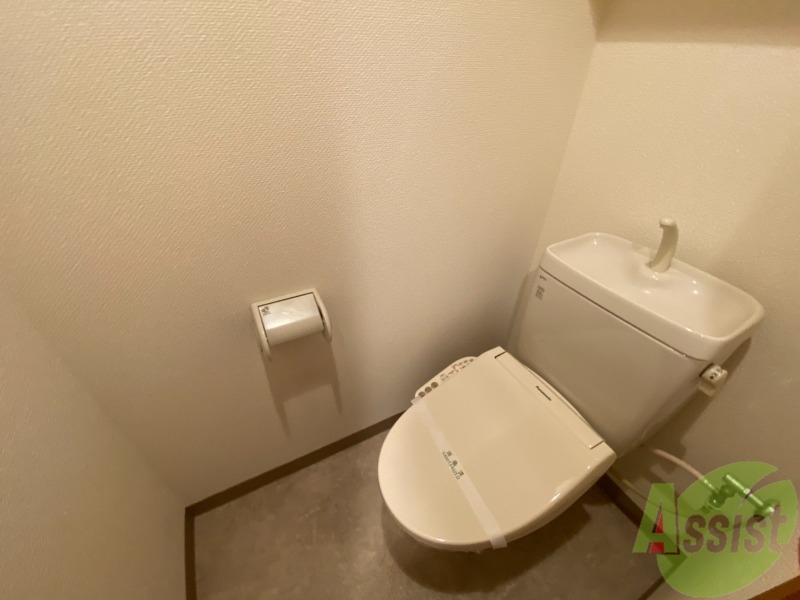 トイレ　温水洗浄便座なので快適に使用できそうですね。