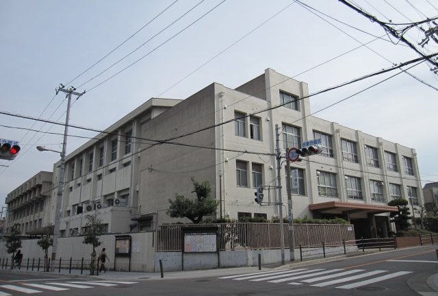 中学校　大阪市立高津中学校（中学校）まで519m