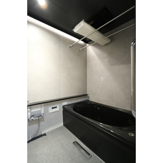 バス・シャワールーム　ブラックを基調としたバスルーム