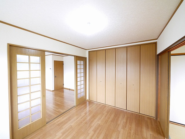 その他部屋・スペース　広くて明るい寝室