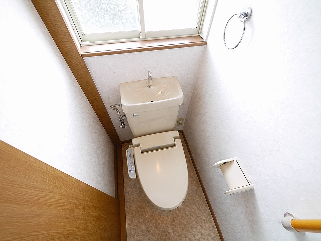 トイレ　落ち着いた色調のトイレです