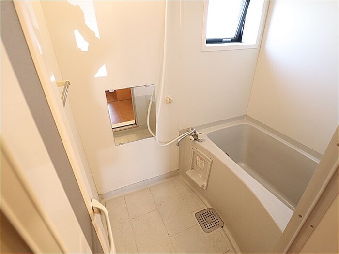 バス・シャワールーム　追い焚き給湯式浴室（小窓付）