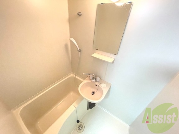 バス・シャワールーム　浴室はシンプル。一人暮らしにはちょうど良いサイズですね。