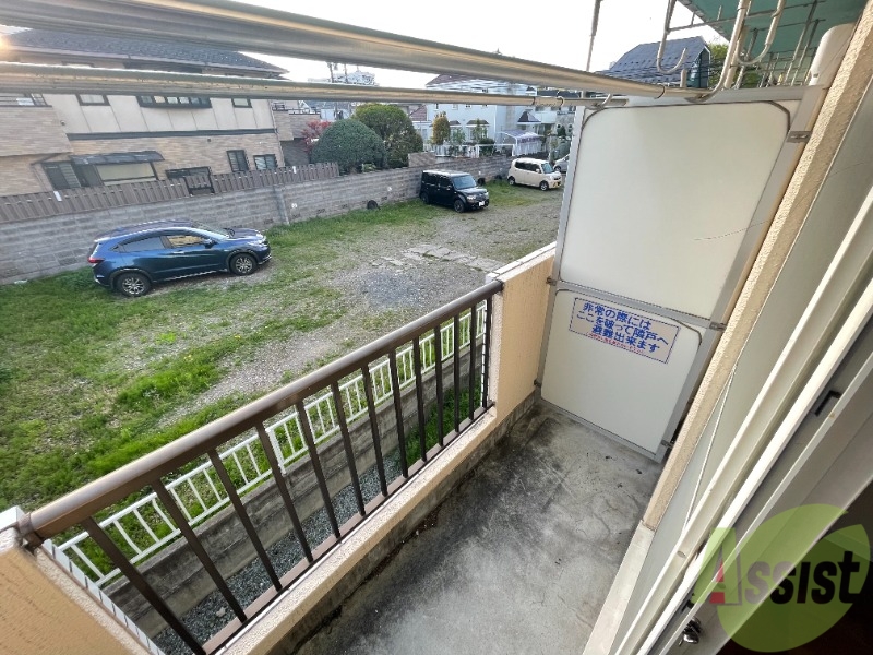 バルコニー　バルコニーは洗濯物を干すのに十分な広さがありますね。